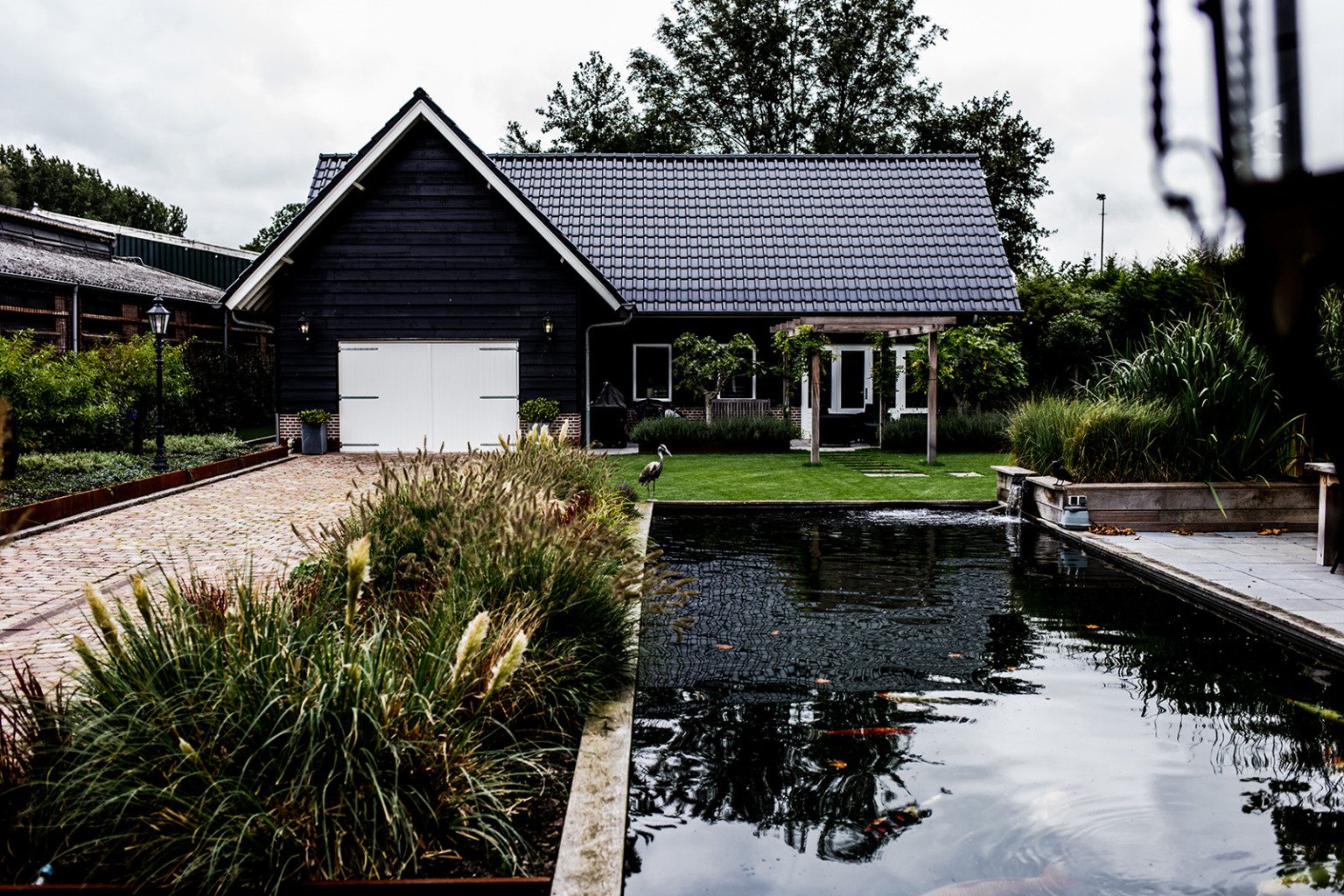 Besteed de aanleg van uw tuin in Spijkenisse uit aan de juiste hovenier