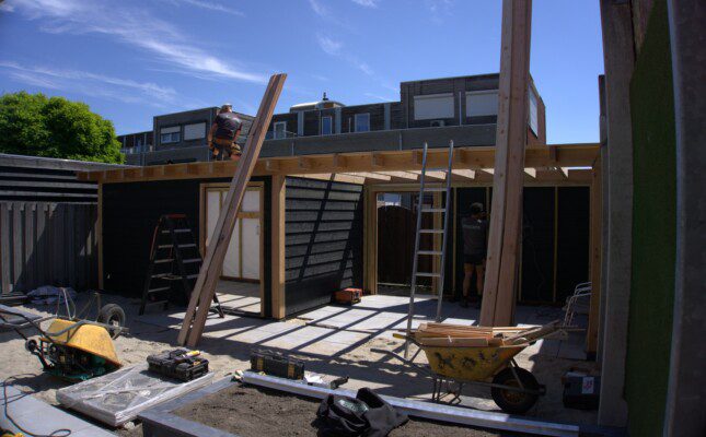 Lopend Project: Strakke Tuin met Oud-Hollandse Plantenbakken en Verbindende Overkapping