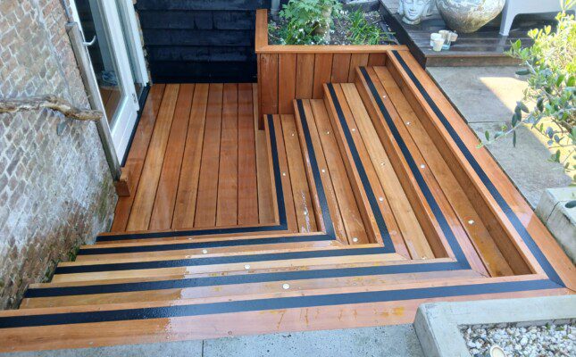 Modern entreegedeelte met houten trap en sfeerverlichting